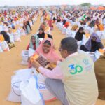 توزيع السلال الغذائية وبرنامج الإفطار الساخن للأسر النازحة